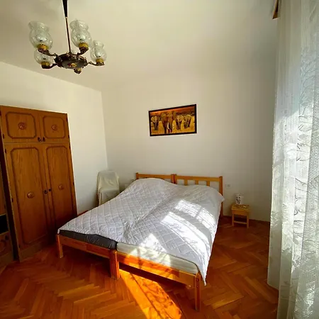 شقة Julia Apartmanhaz *