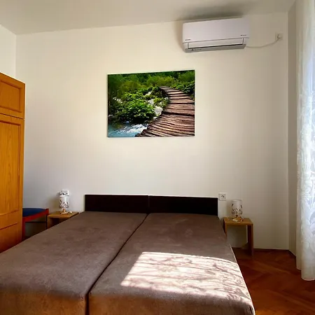 Julia Apartmanhaz *
