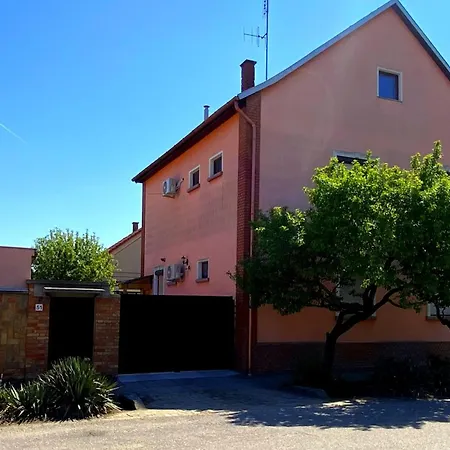 Julia Apartmanhaz Apartment